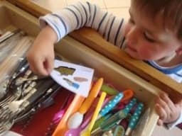 Un enfant trouve un message dans un tiroir