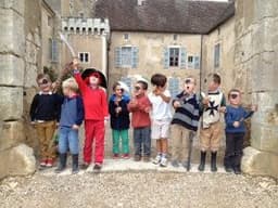 Enfants victorieux de la chasse au trésor pirates